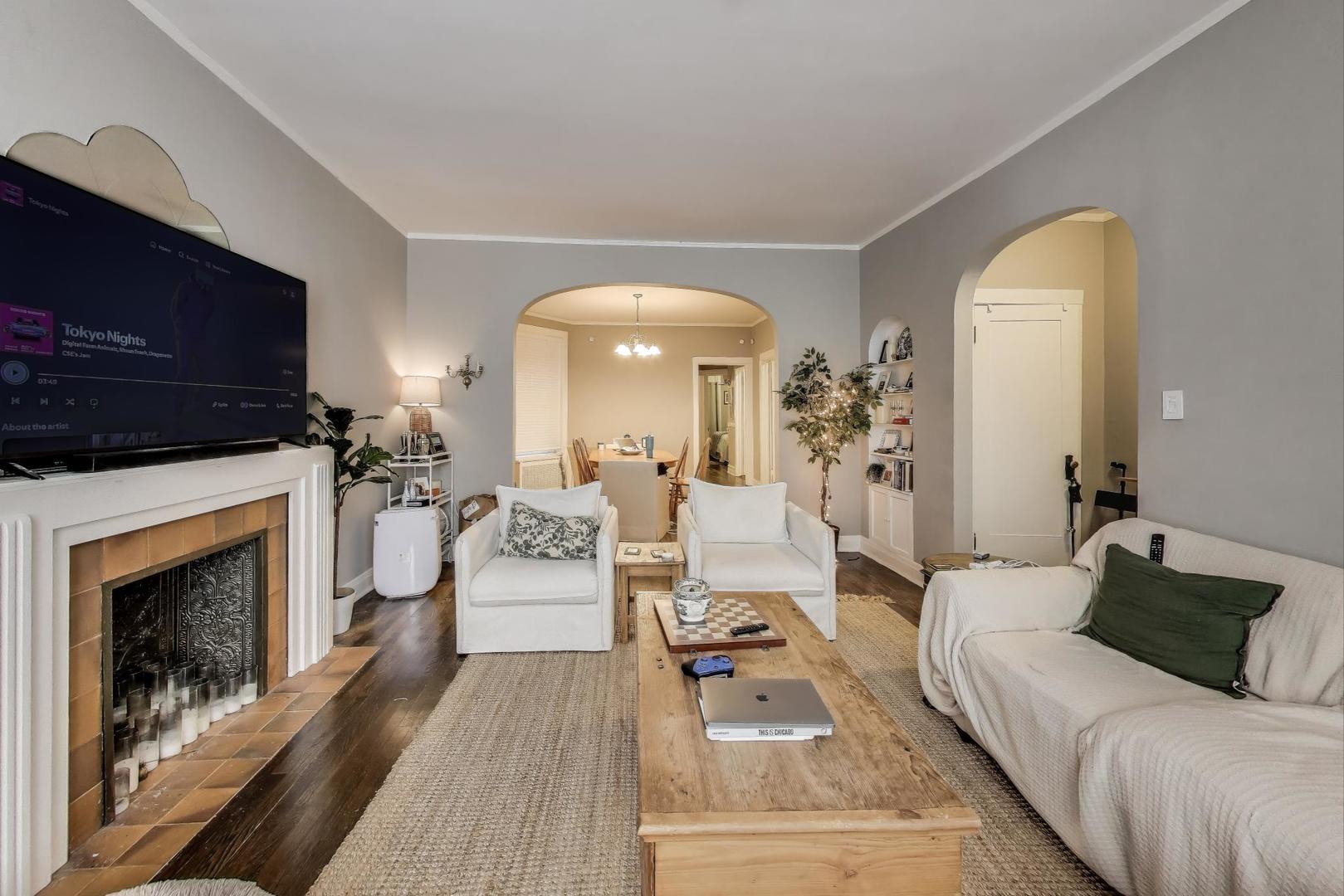 718 W Cornelia Ave Chicago, IL 60657