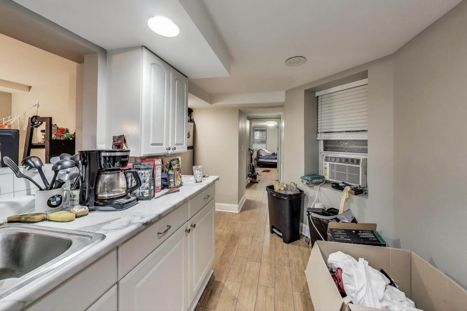 718 W Cornelia Ave Chicago, IL 60657