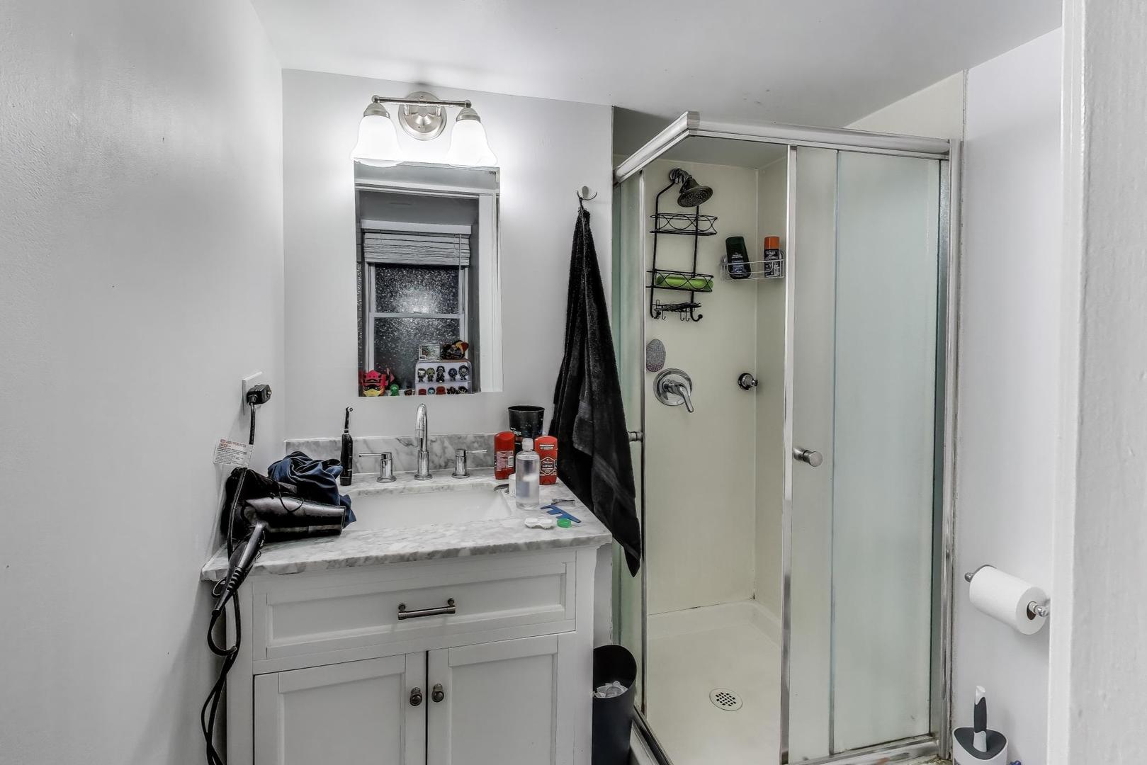 718 W Cornelia Ave Chicago, IL 60657