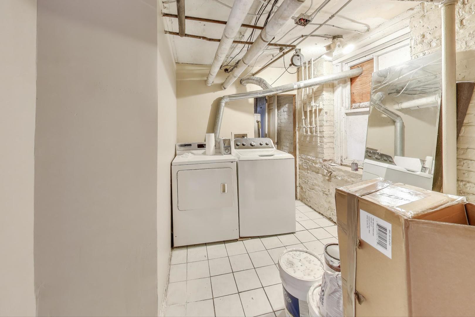 718 W Cornelia Ave Chicago, IL 60657