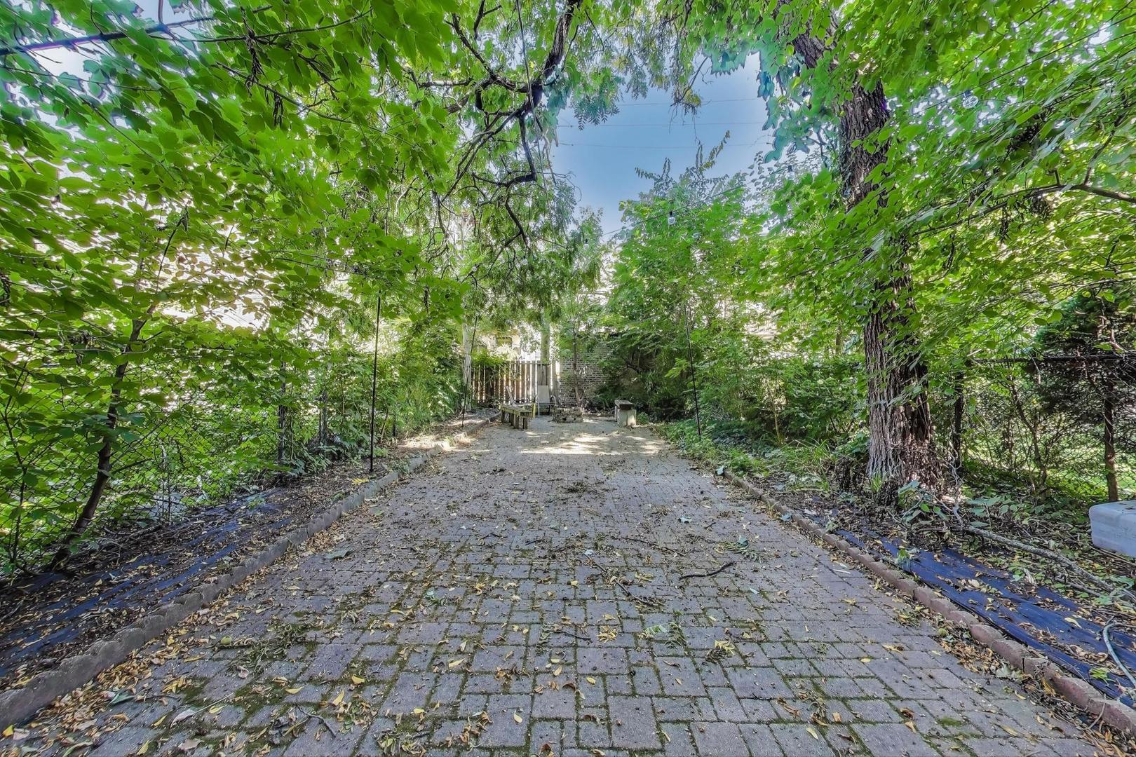 718 W Cornelia Ave Chicago, IL 60657