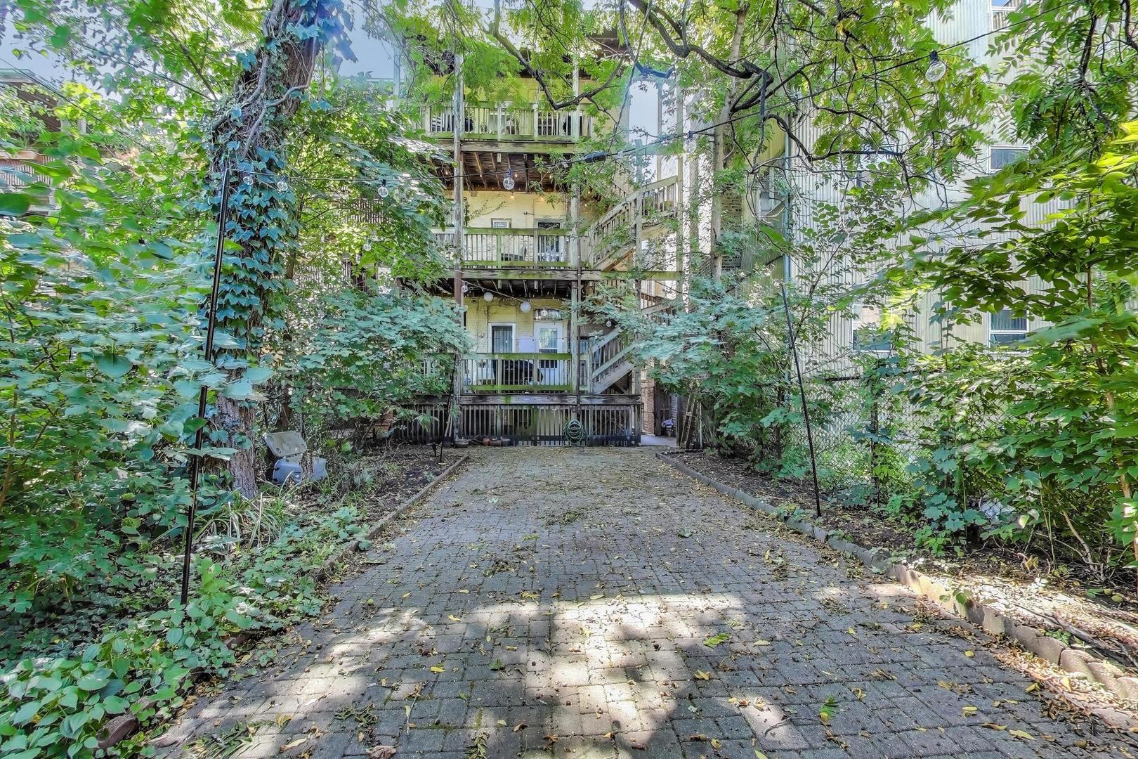 718 W Cornelia Ave Chicago, IL 60657