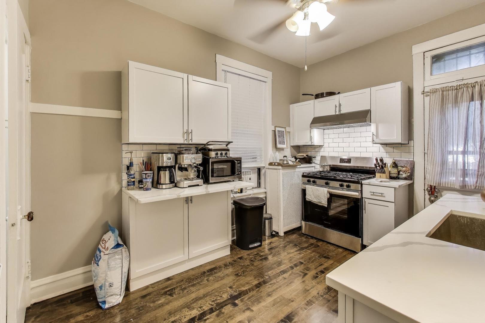 718 W Cornelia Ave Chicago, IL 60657