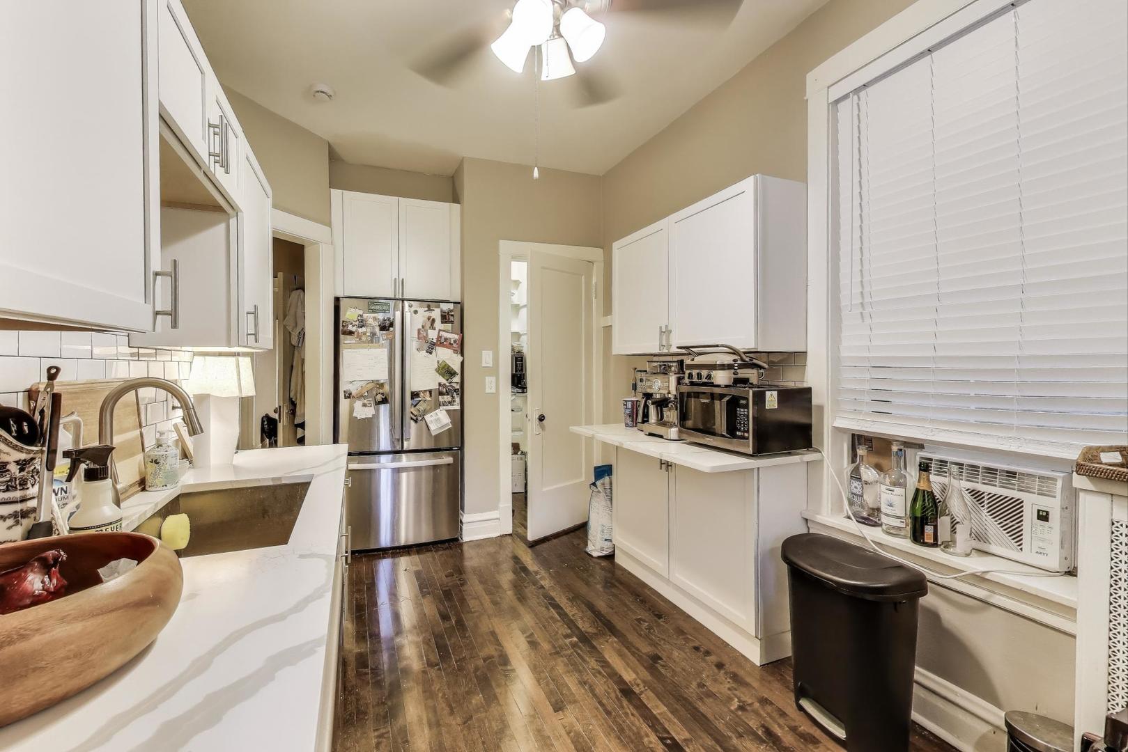 718 W Cornelia Ave Chicago, IL 60657