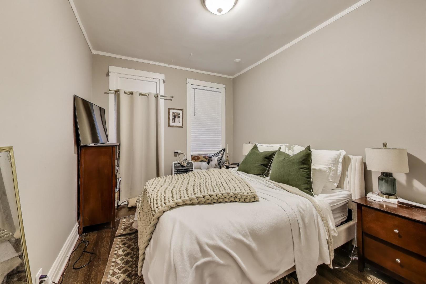 718 W Cornelia Ave Chicago, IL 60657