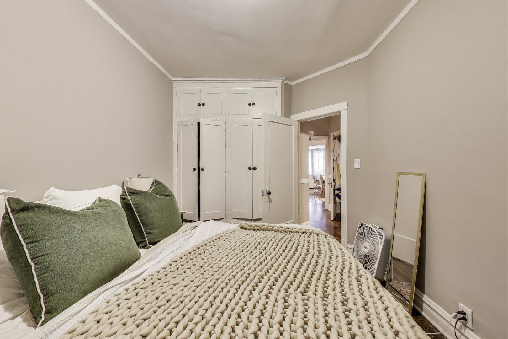 718 W Cornelia Ave Chicago, IL 60657