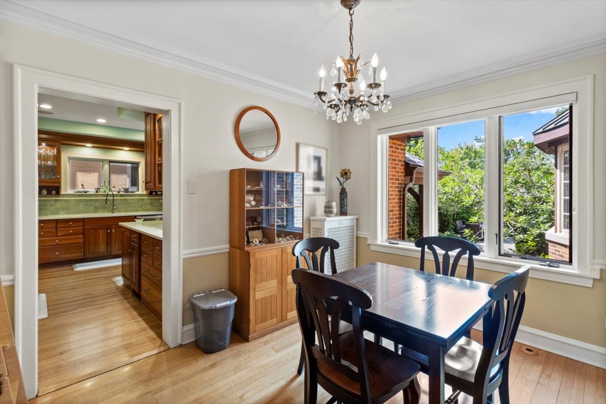 1143 Woodbine Ave Oak Park, IL 60302