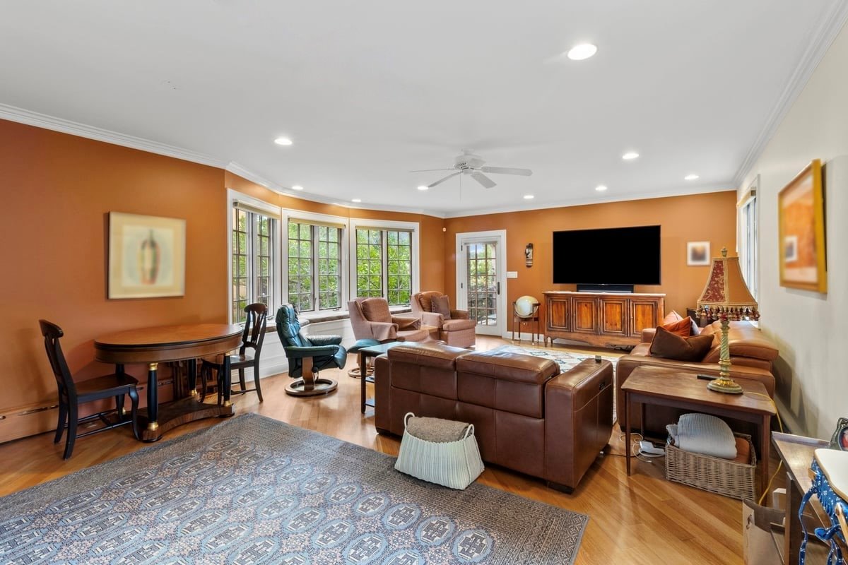 1143 Woodbine Ave Oak Park, IL 60302