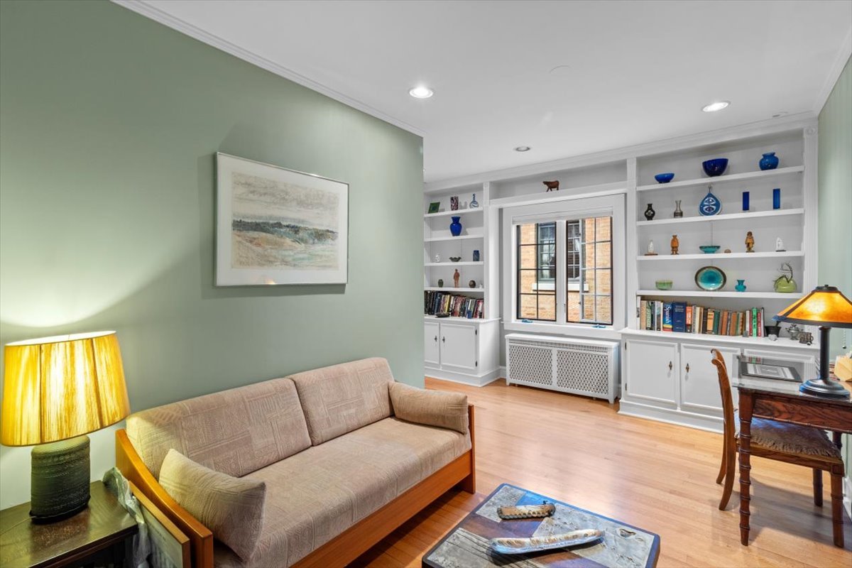 1143 Woodbine Ave Oak Park, IL 60302