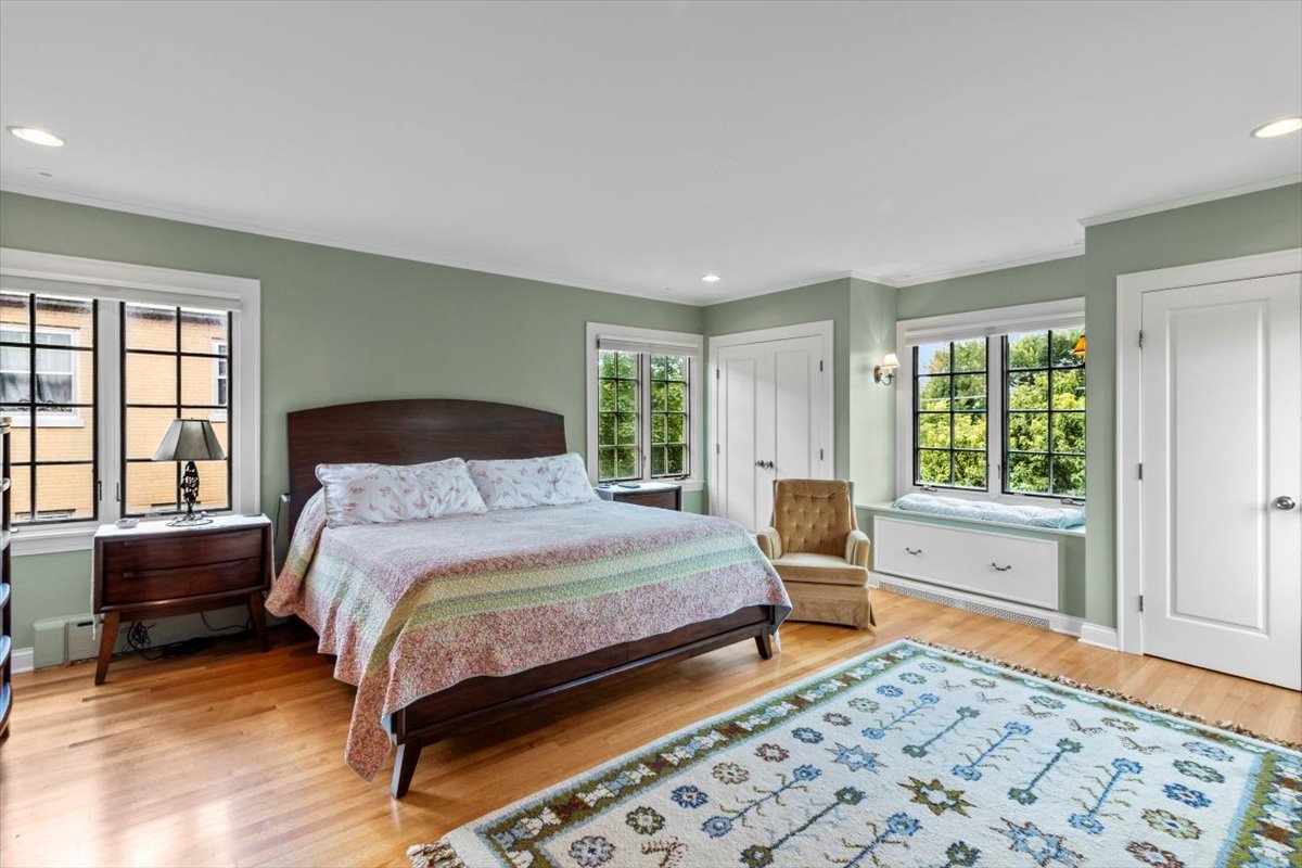 1143 Woodbine Ave Oak Park, IL 60302