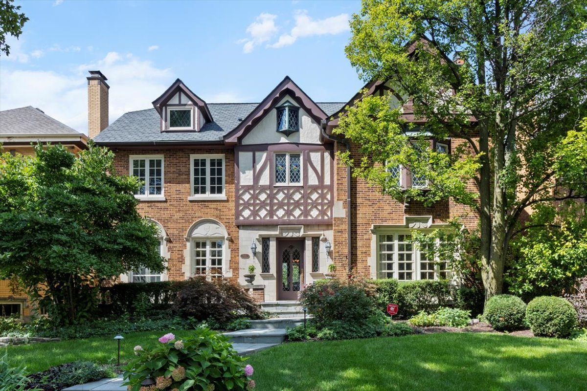 1143 Woodbine Ave Oak Park, IL 60302