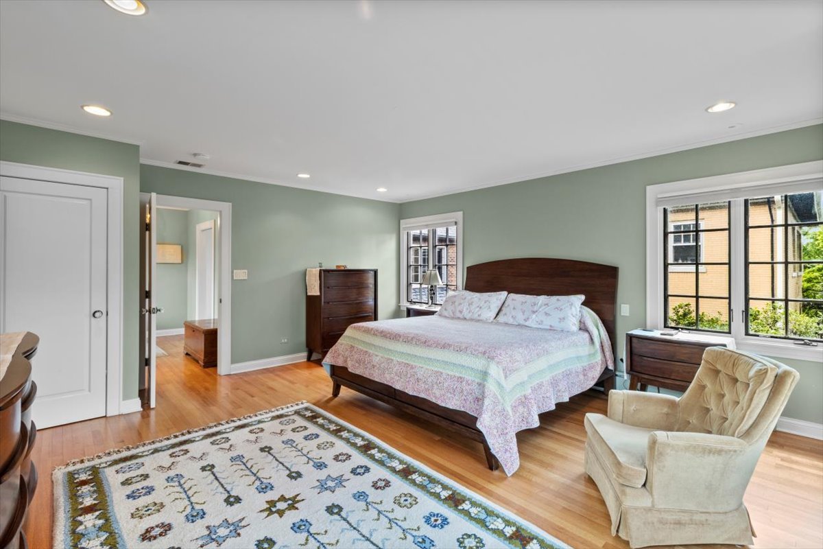 1143 Woodbine Ave Oak Park, IL 60302