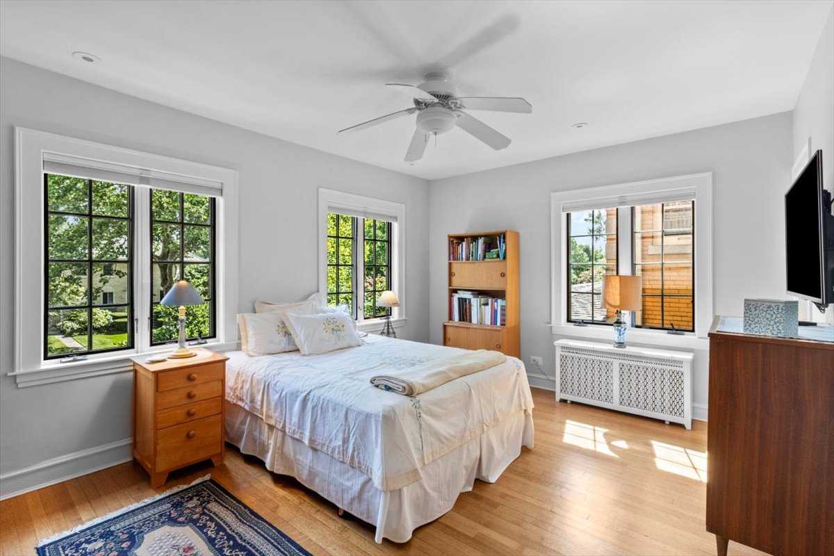 1143 Woodbine Ave Oak Park, IL 60302