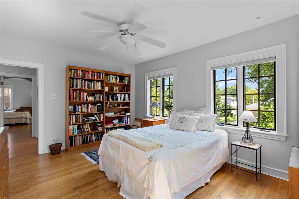 1143 Woodbine Ave Oak Park, IL 60302