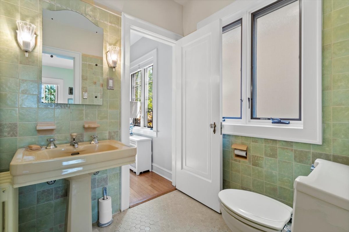 1143 Woodbine Ave Oak Park, IL 60302