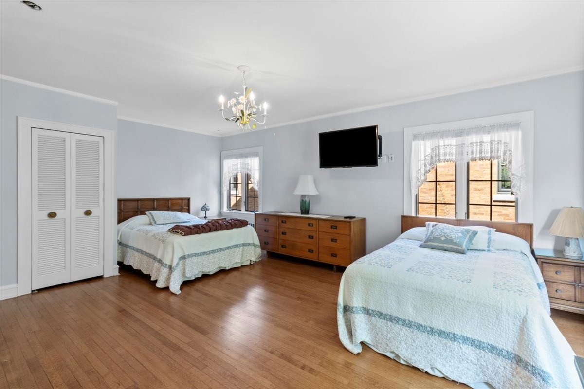 1143 Woodbine Ave Oak Park, IL 60302