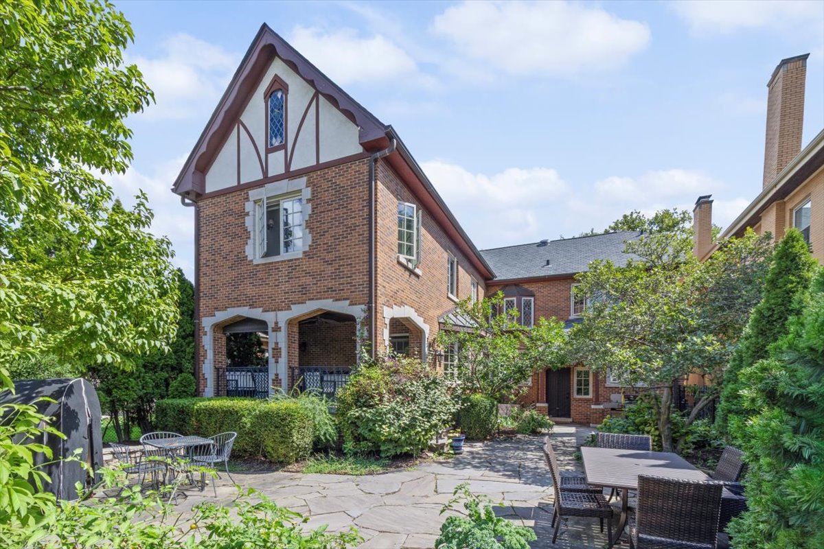 1143 Woodbine Ave Oak Park, IL 60302