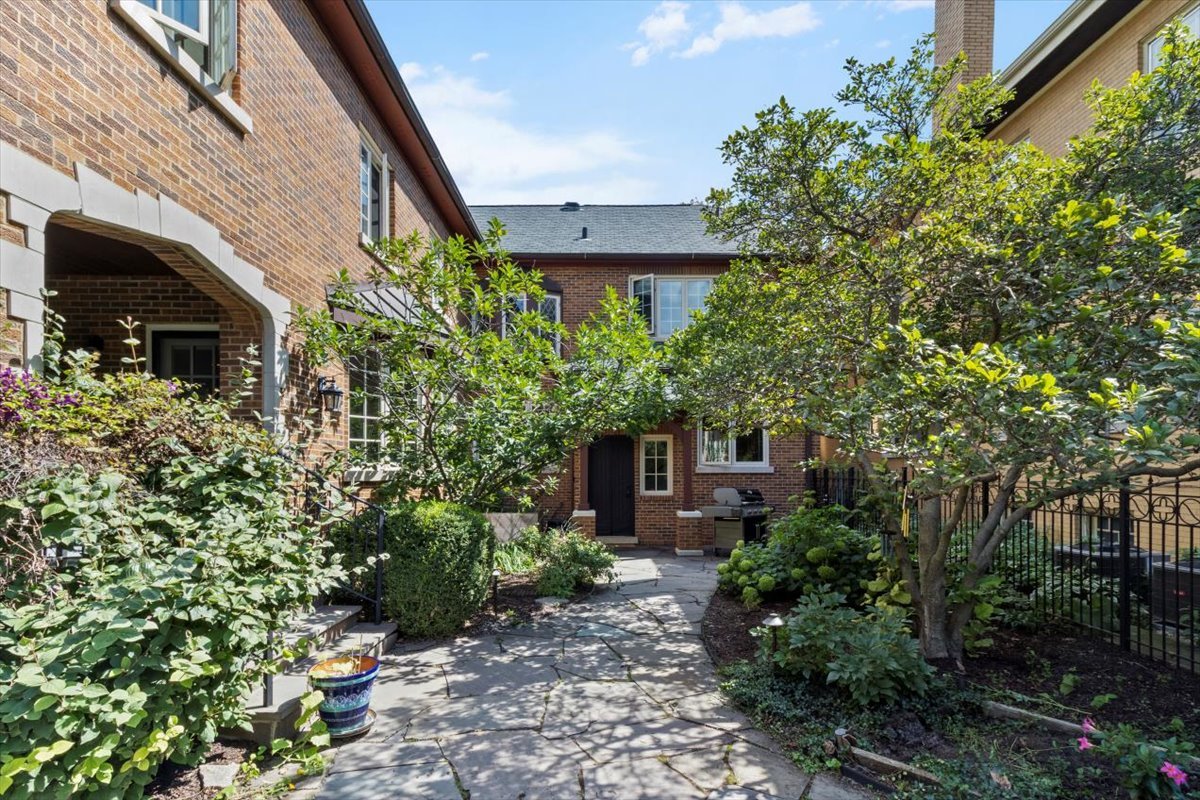 1143 Woodbine Ave Oak Park, IL 60302