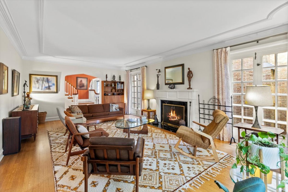 1143 Woodbine Ave Oak Park, IL 60302