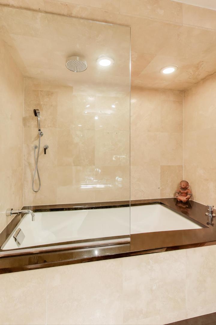 100 E Walton St #42F Chicago, IL 60611