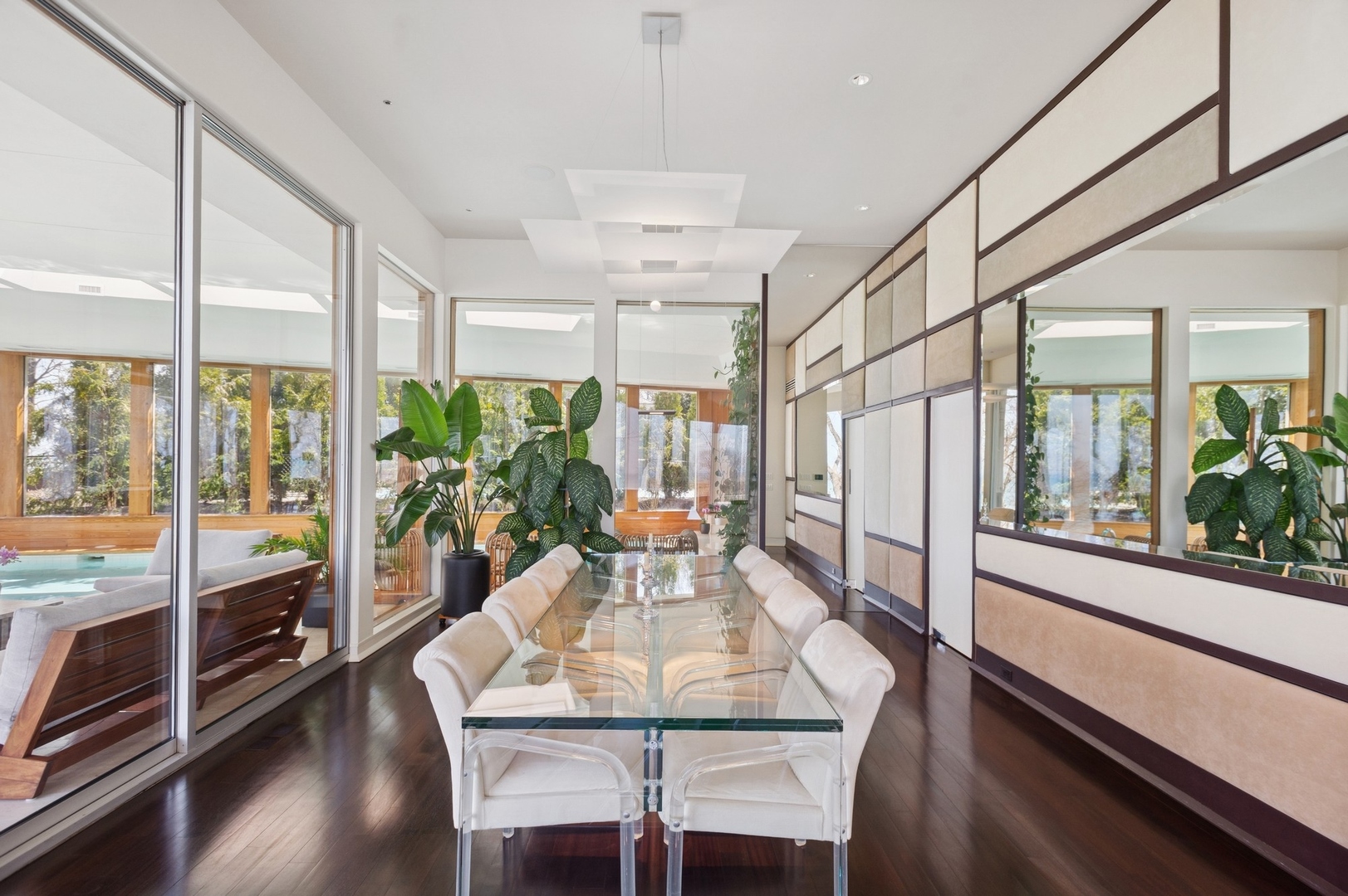 2441 Woodbridge Ln Highland Park, IL 60035