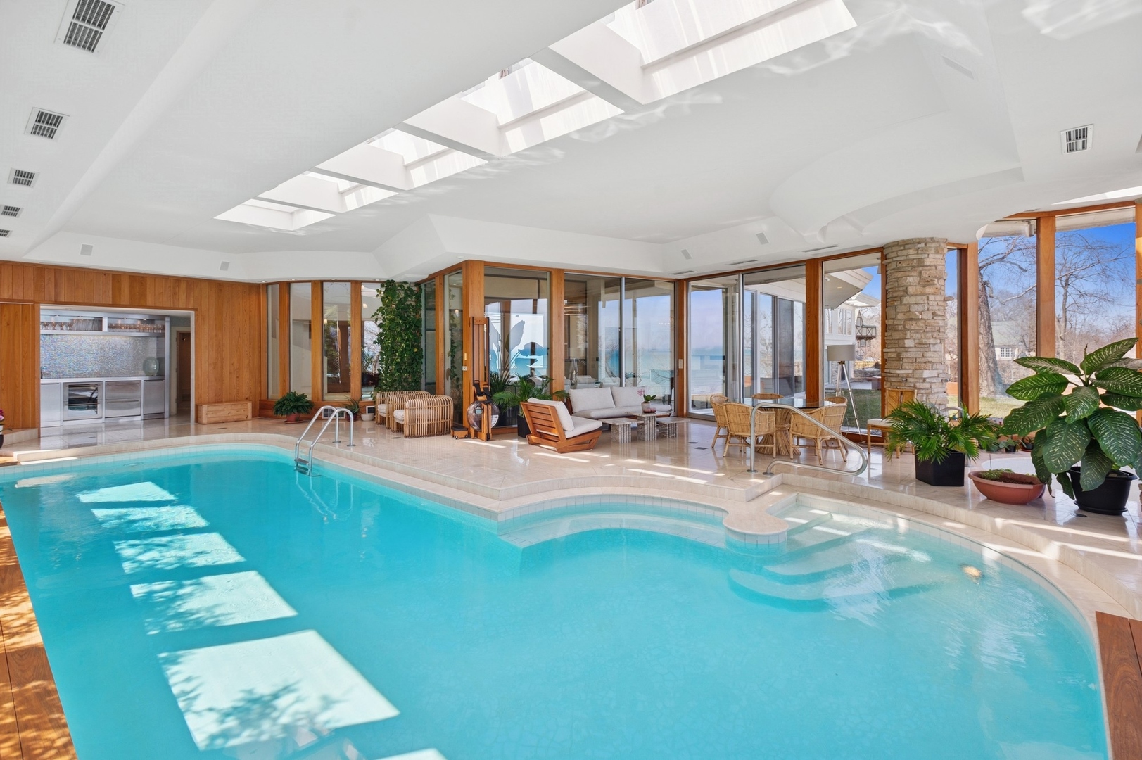 2441 Woodbridge Ln Highland Park, IL 60035