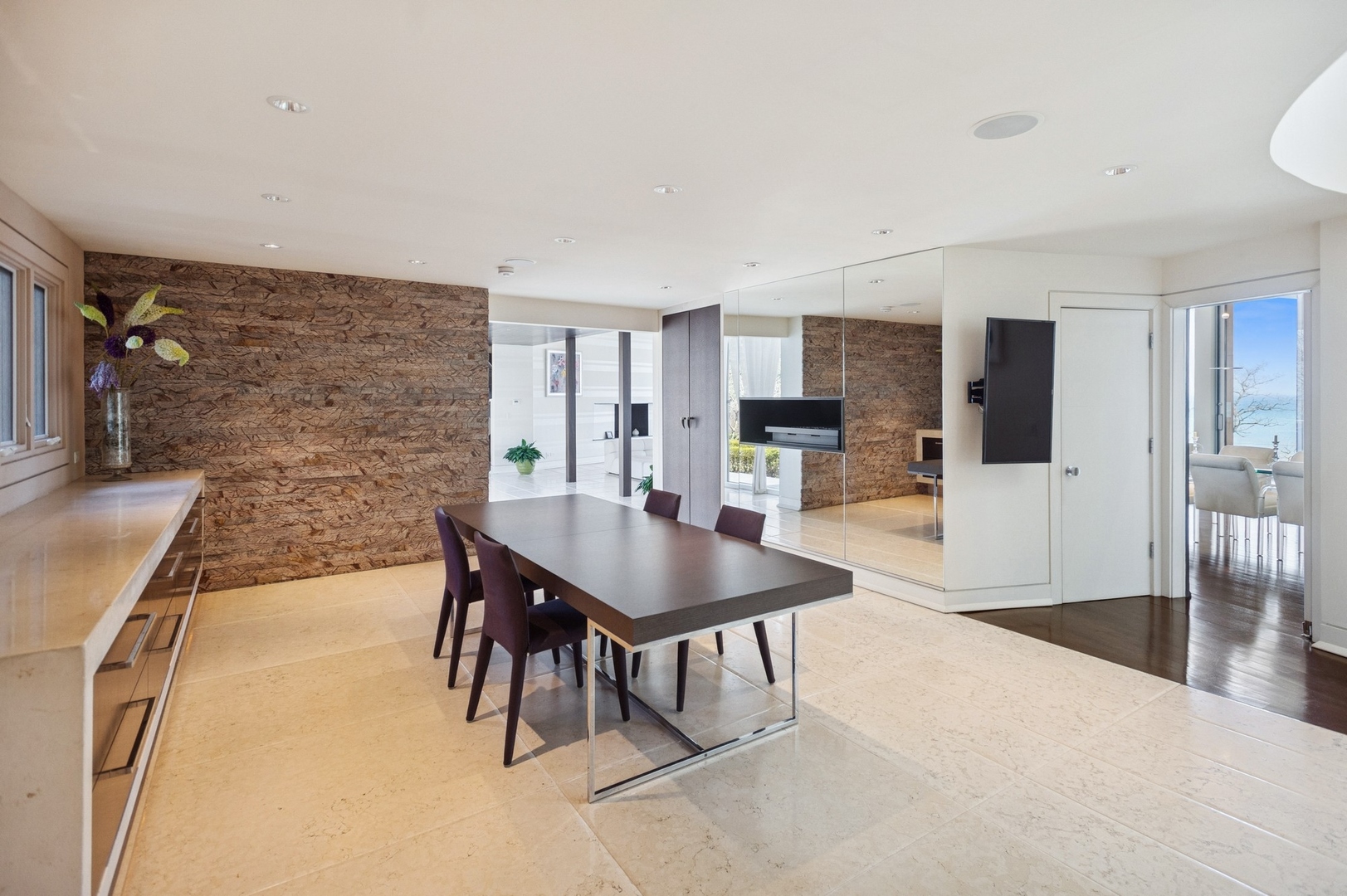 2441 Woodbridge Ln Highland Park, IL 60035