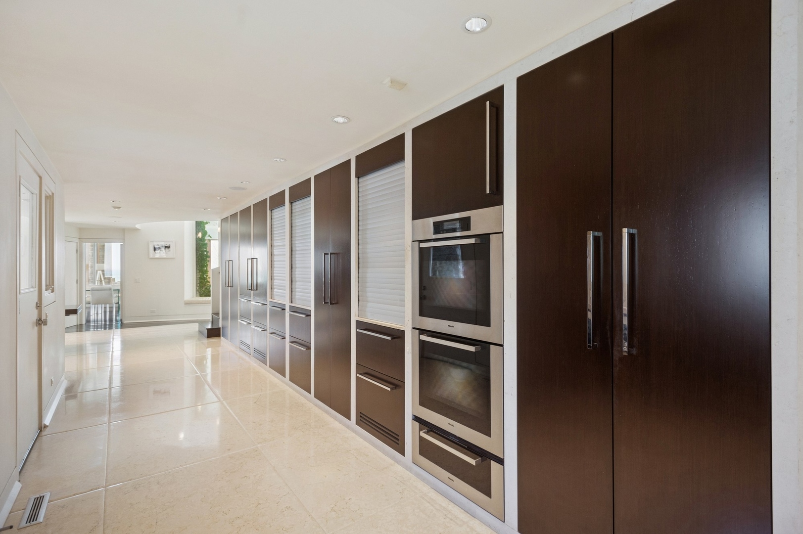 2441 Woodbridge Ln Highland Park, IL 60035