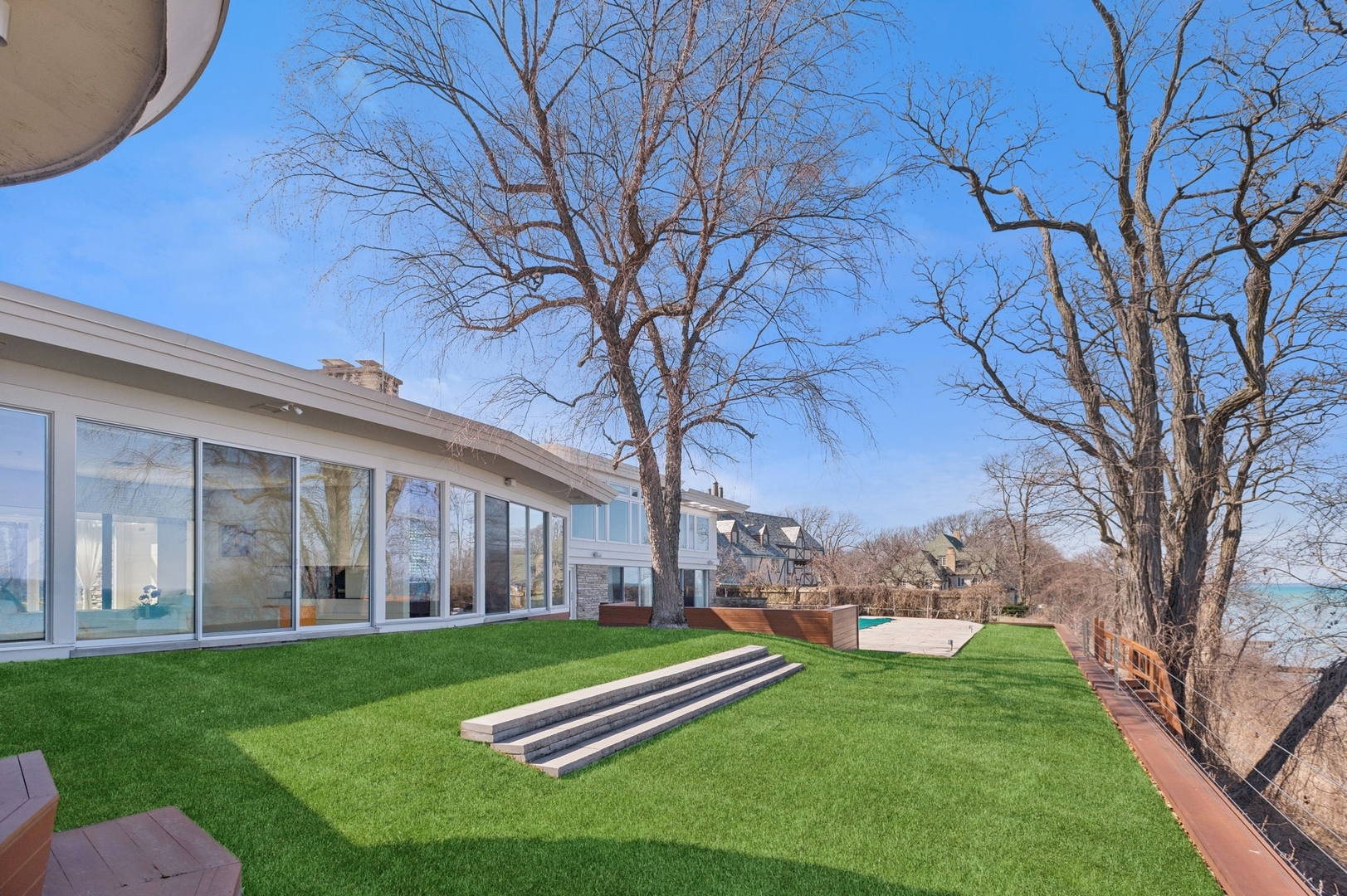 2441 Woodbridge Ln Highland Park, IL 60035