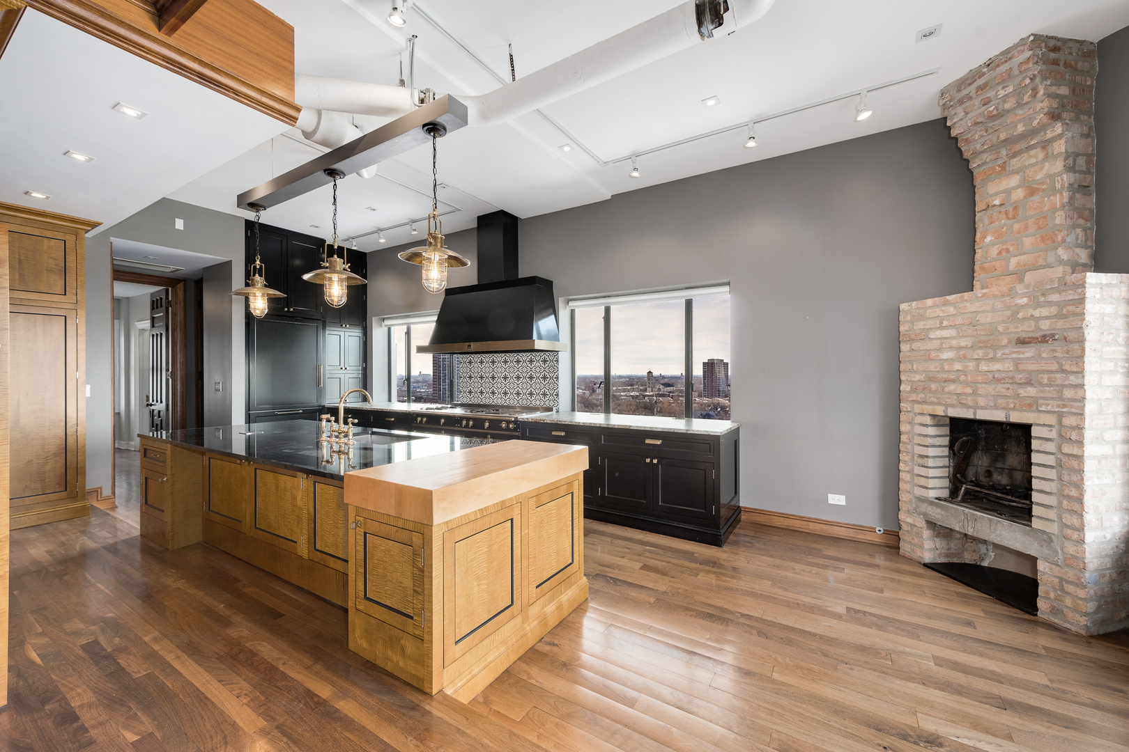 707 W Junior Ter #PH-12 Chicago, IL 60613