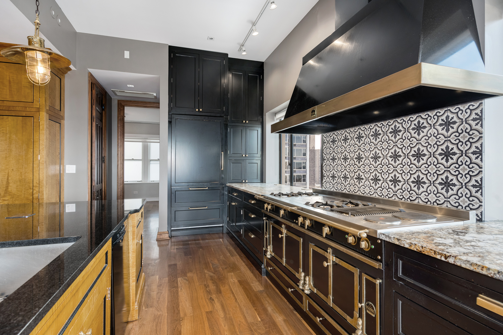 707 W Junior Ter #PH-12 Chicago, IL 60613