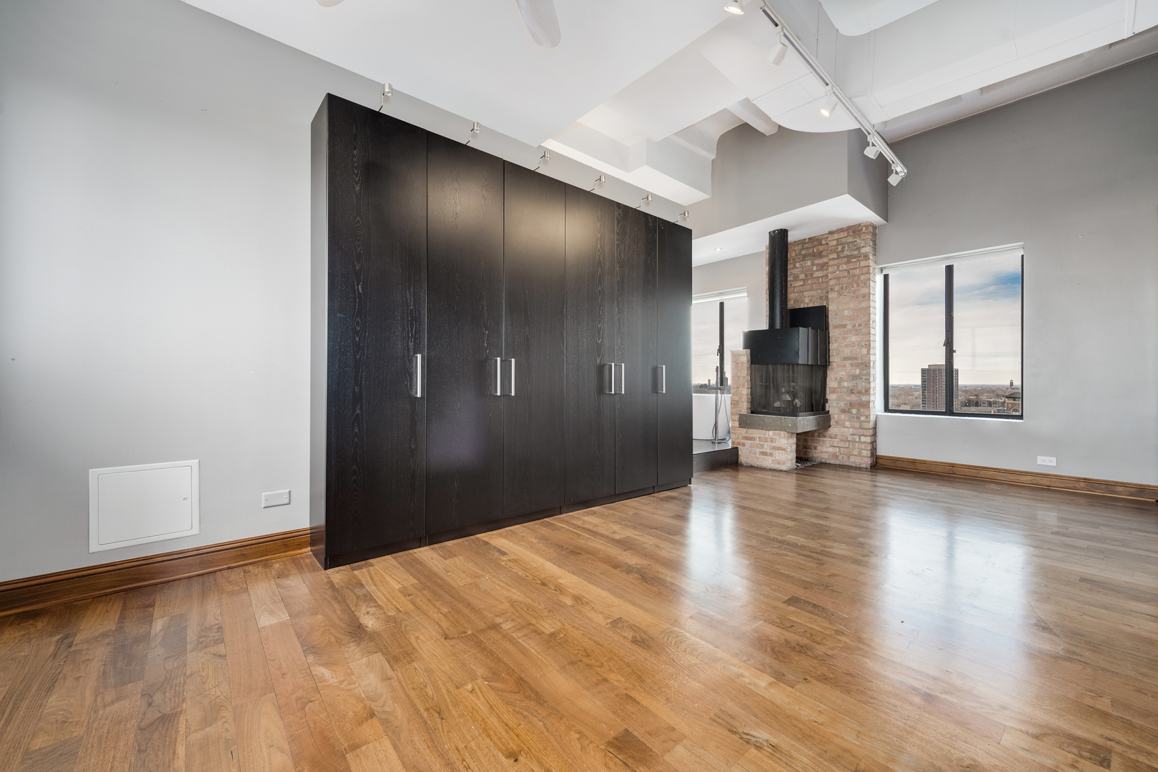 707 W Junior Ter #PH-12 Chicago, IL 60613