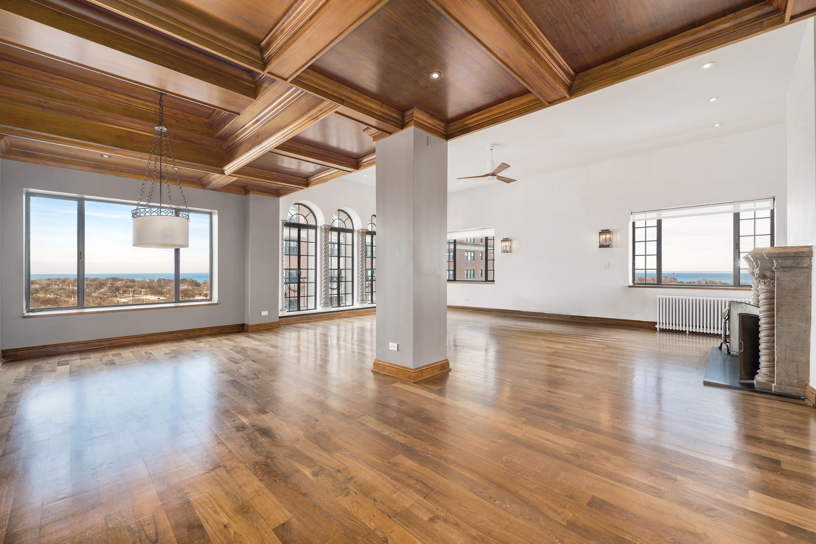 707 W Junior Ter #PH-12 Chicago, IL 60613