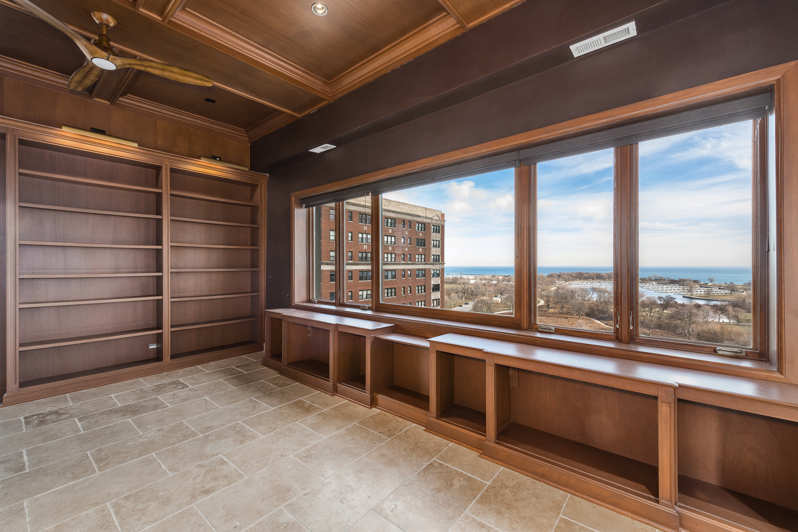 707 W Junior Ter #PH-12 Chicago, IL 60613