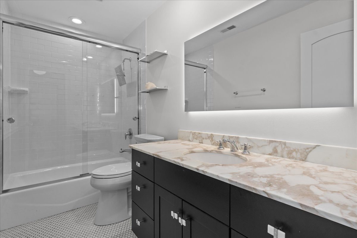 1423 Northwoods Rd Deerfield, IL 60015