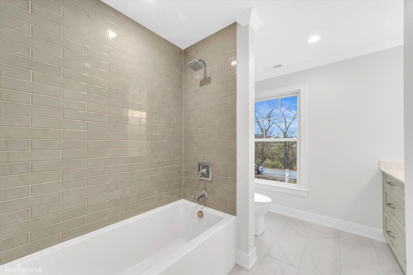 707 Brierhill Rd Deerfield, IL 60015