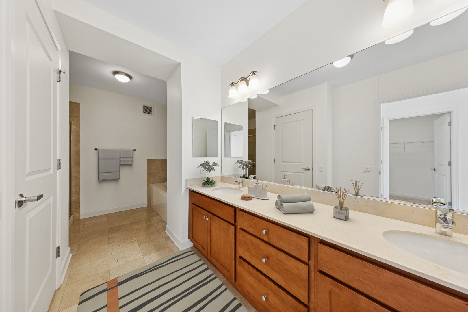 225 N Columbus Dr #5905 Chicago, IL 60601