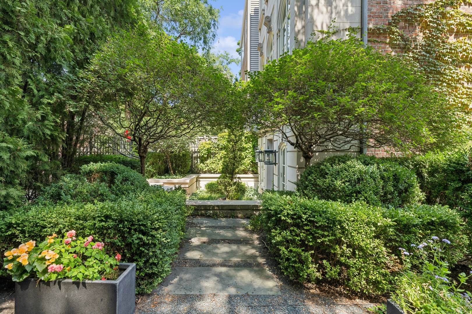 1755 N Mohawk St Chicago, IL 60614