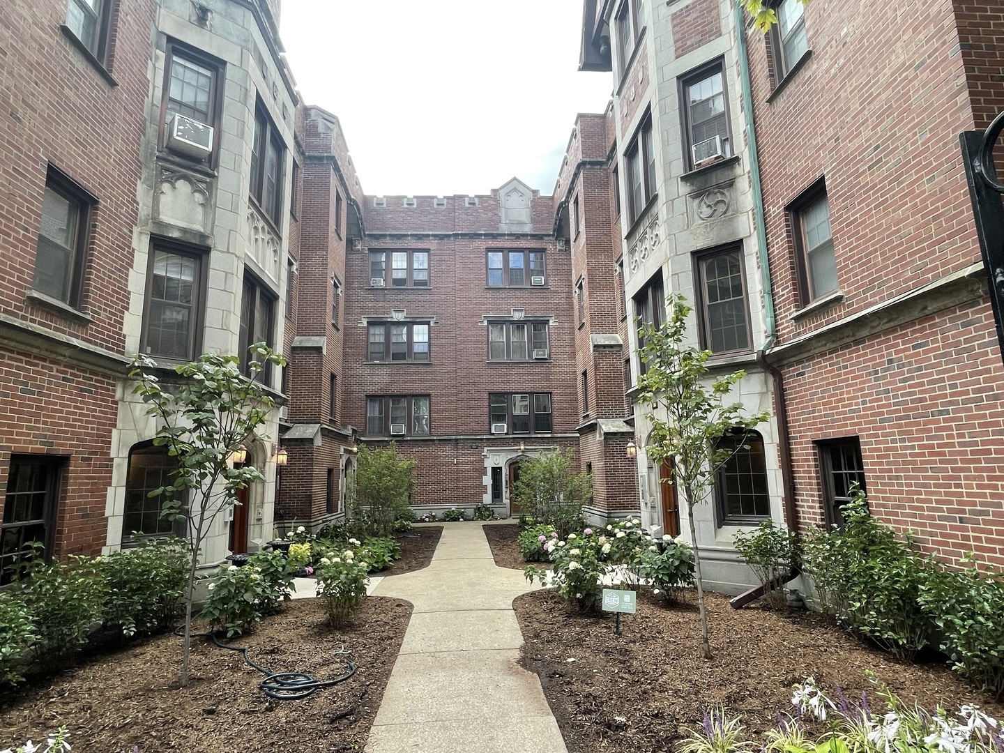 1111 Holley Ct #113 Oak Park, IL 60301