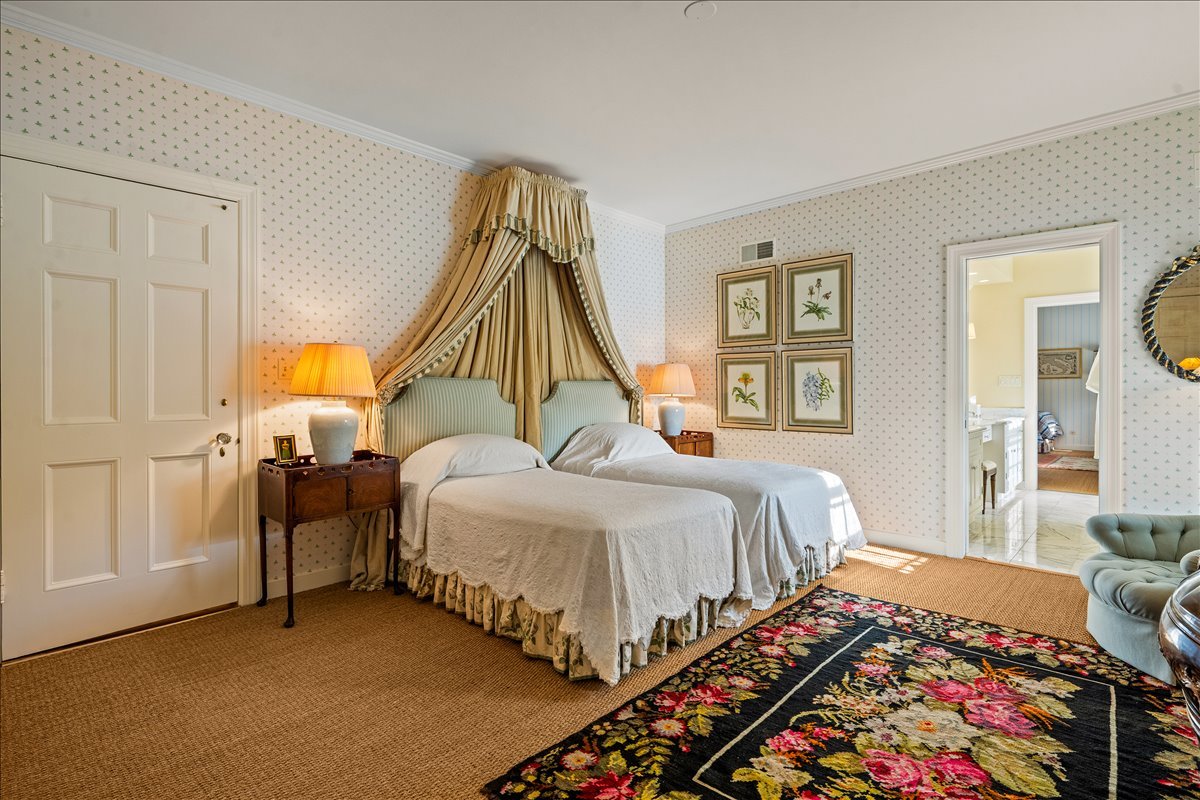 788 E Woodland Rd Lake Forest, IL 60045