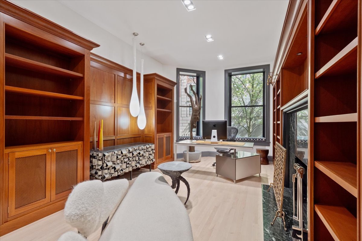 1318 N ASTOR St Chicago, IL 60610