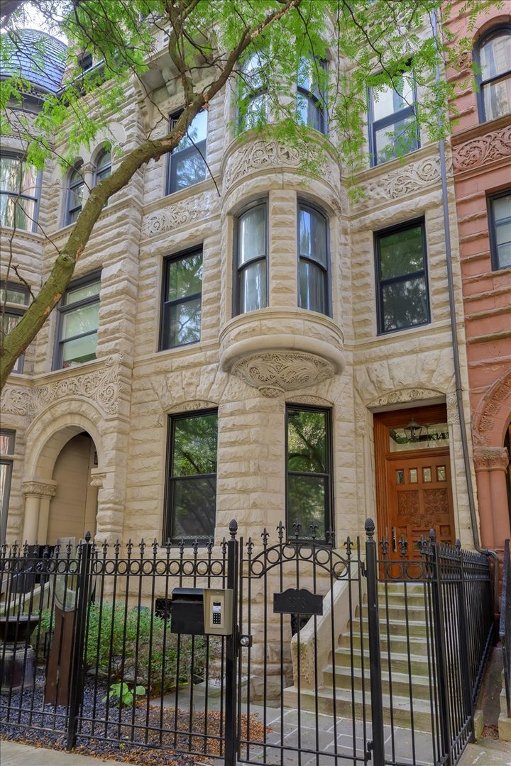 1318 N ASTOR St Chicago, IL 60610