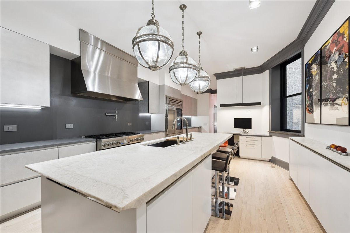 1318 N ASTOR St Chicago, IL 60610