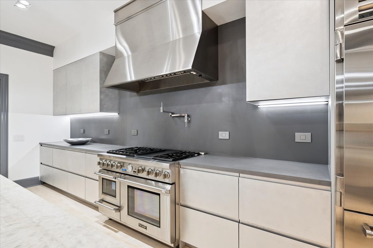 1318 N ASTOR St Chicago, IL 60610