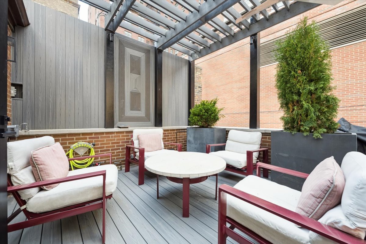 1318 N ASTOR St Chicago, IL 60610