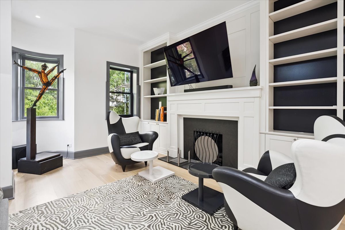 1318 N ASTOR St Chicago, IL 60610