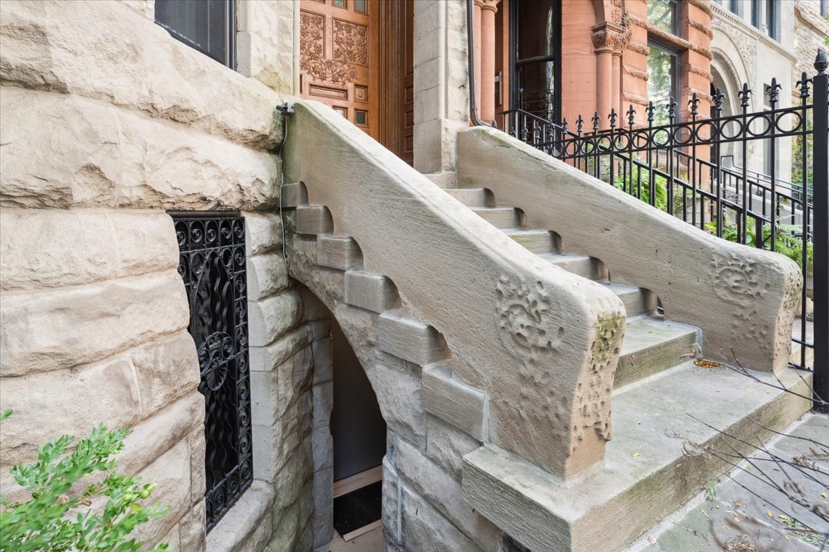 1318 N ASTOR St Chicago, IL 60610