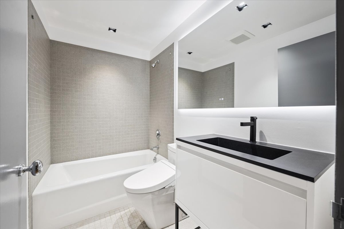 1318 N ASTOR St Chicago, IL 60610