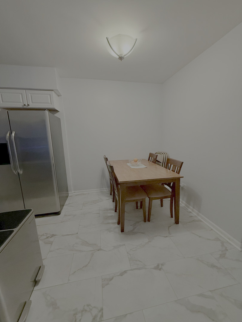 425 Wesley Ave #102 Oak Park, IL 60302