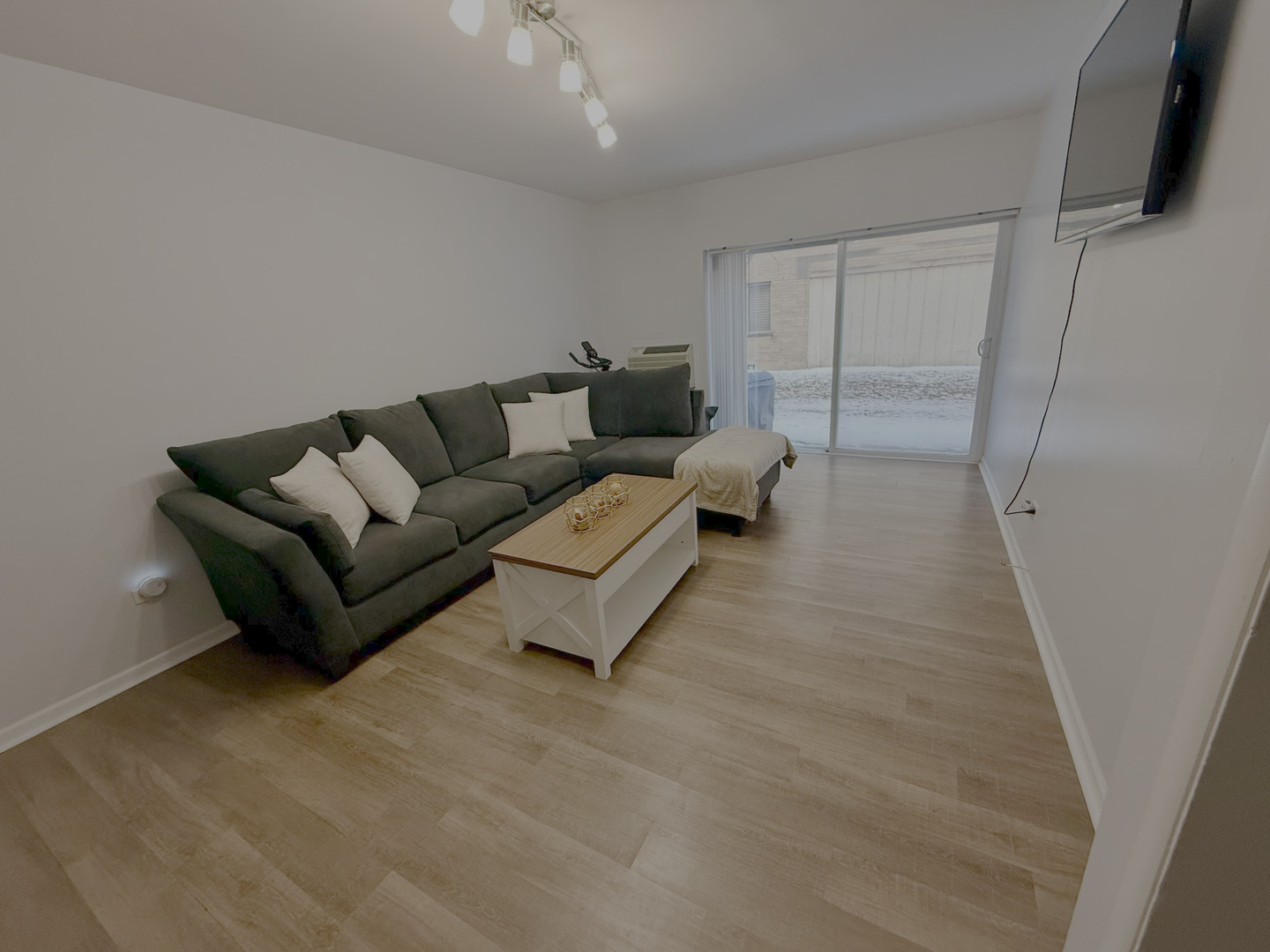 425 Wesley Ave #102 Oak Park, IL 60302